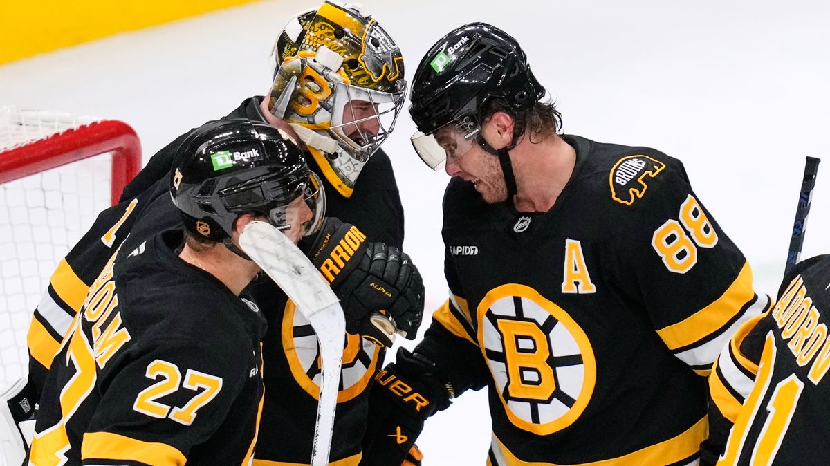 Centimetry od tragédie. Gólman Bostonu měl v hrozivé situaci kliku